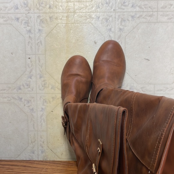 Tan, boots that come up to your calf. - Picture 4 of 7